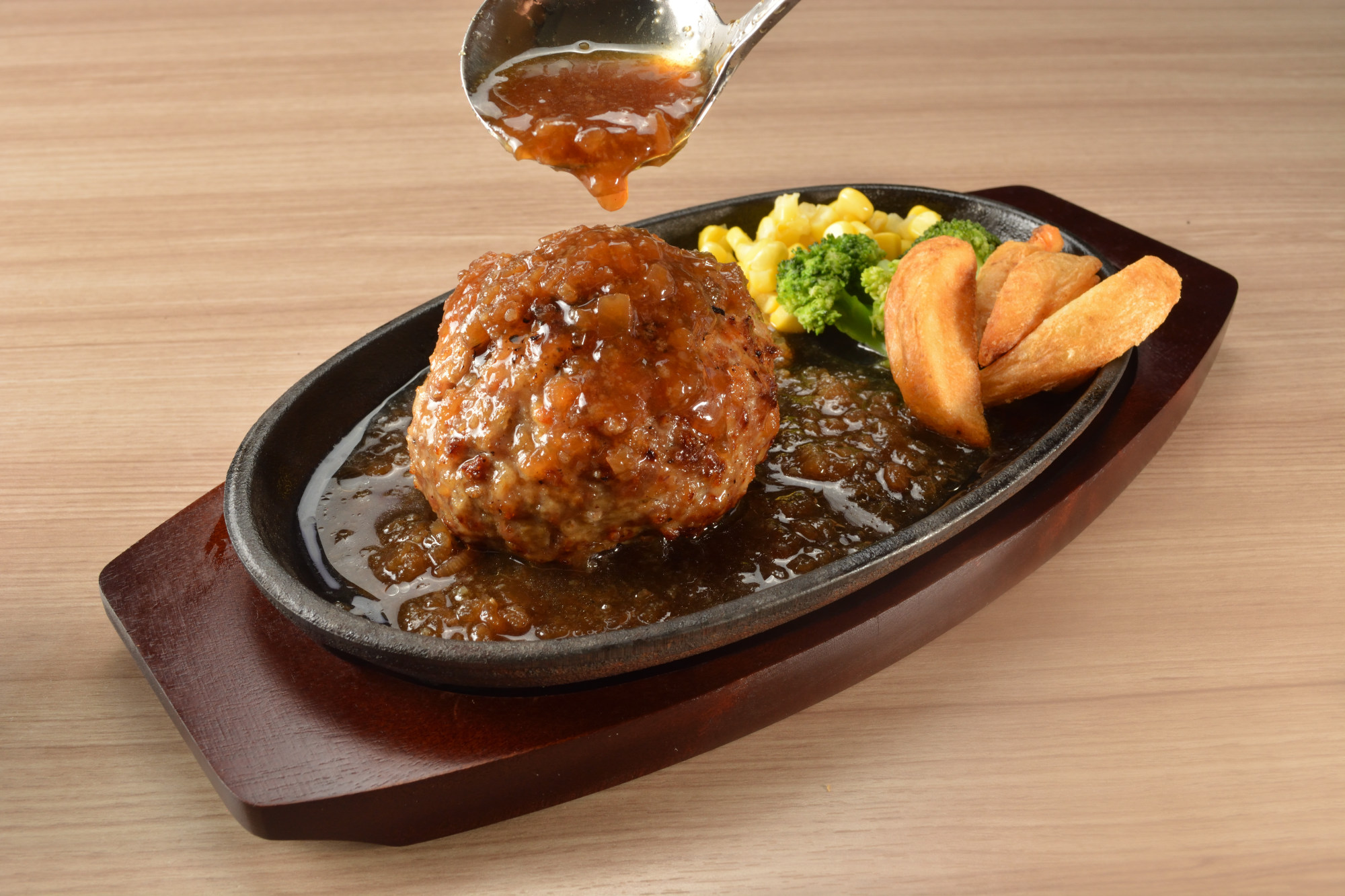 肉を感動の宝石へ、誘いのソースたち