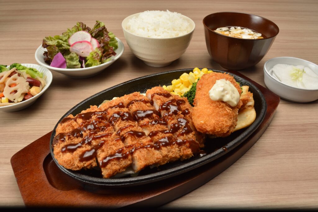 鉄板とんかつとかきフライ定食