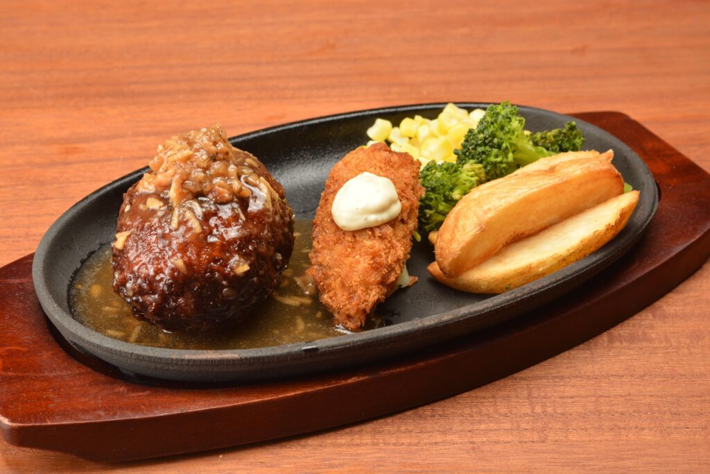 ハンバーグとかきフライ定食