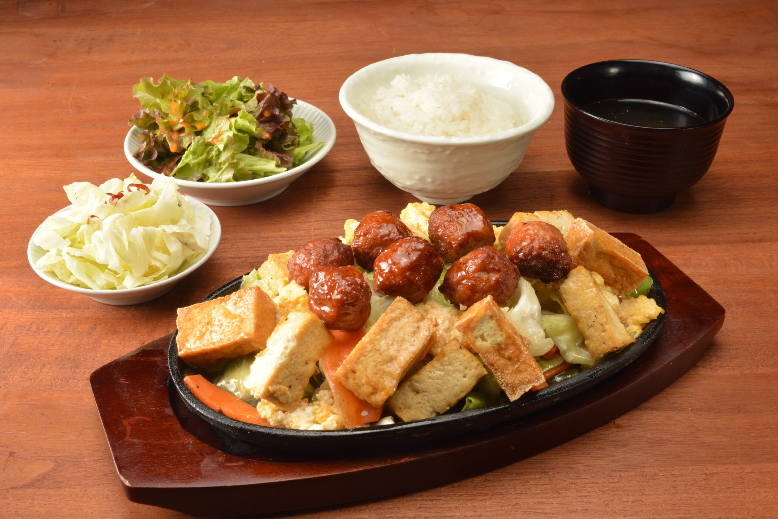 ハンバーグ屋の肉団子が入った豆腐チャンプル定食